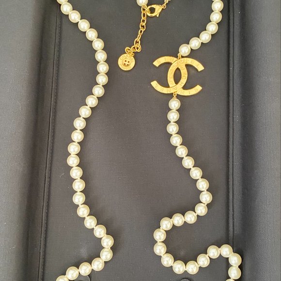 CHANEL 23A ICONIC BIG GOLD CC LOGO PEARL NECKLACE BUTTON CHARM - Picture 4 of 12